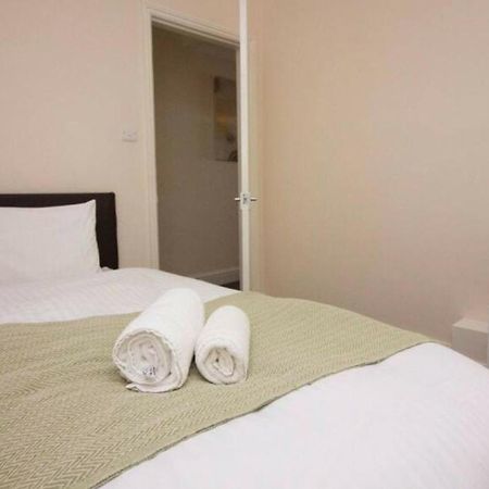 Stayzo Penthouse Accommodation 2- Premier Lodge Southampton Dış mekan fotoğraf