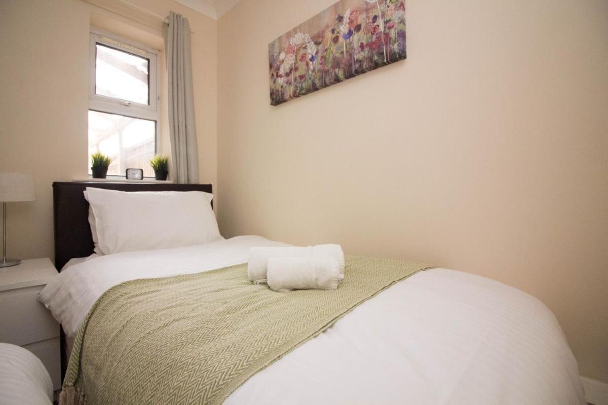 Stayzo Penthouse Accommodation 2- Premier Lodge Southampton Dış mekan fotoğraf