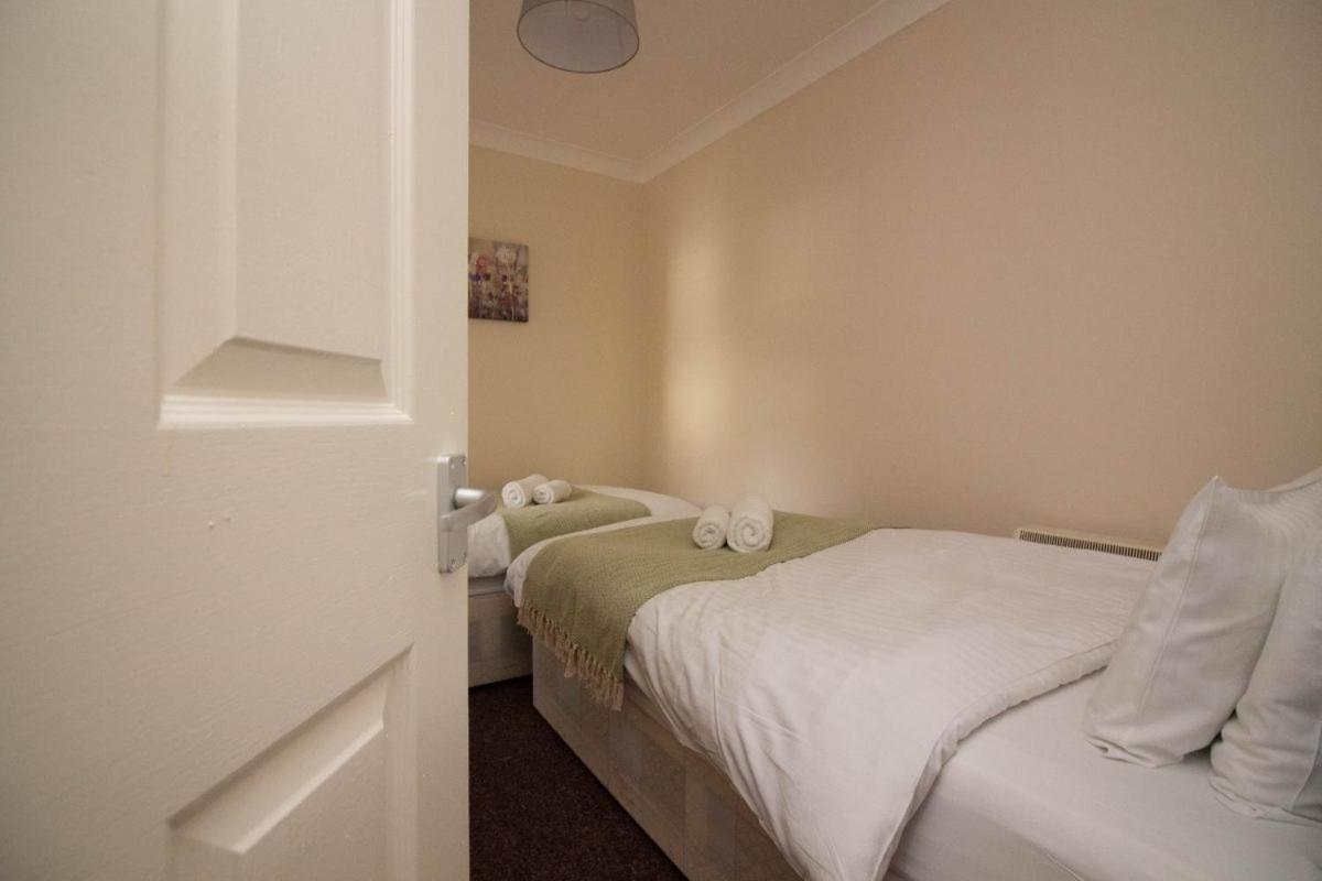 Stayzo Penthouse Accommodation 2- Premier Lodge Southampton Dış mekan fotoğraf