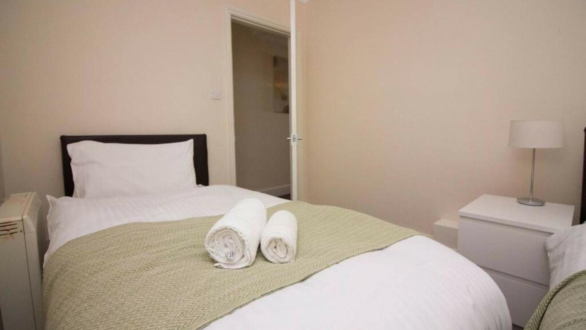 Stayzo Penthouse Accommodation 2- Premier Lodge Southampton Dış mekan fotoğraf