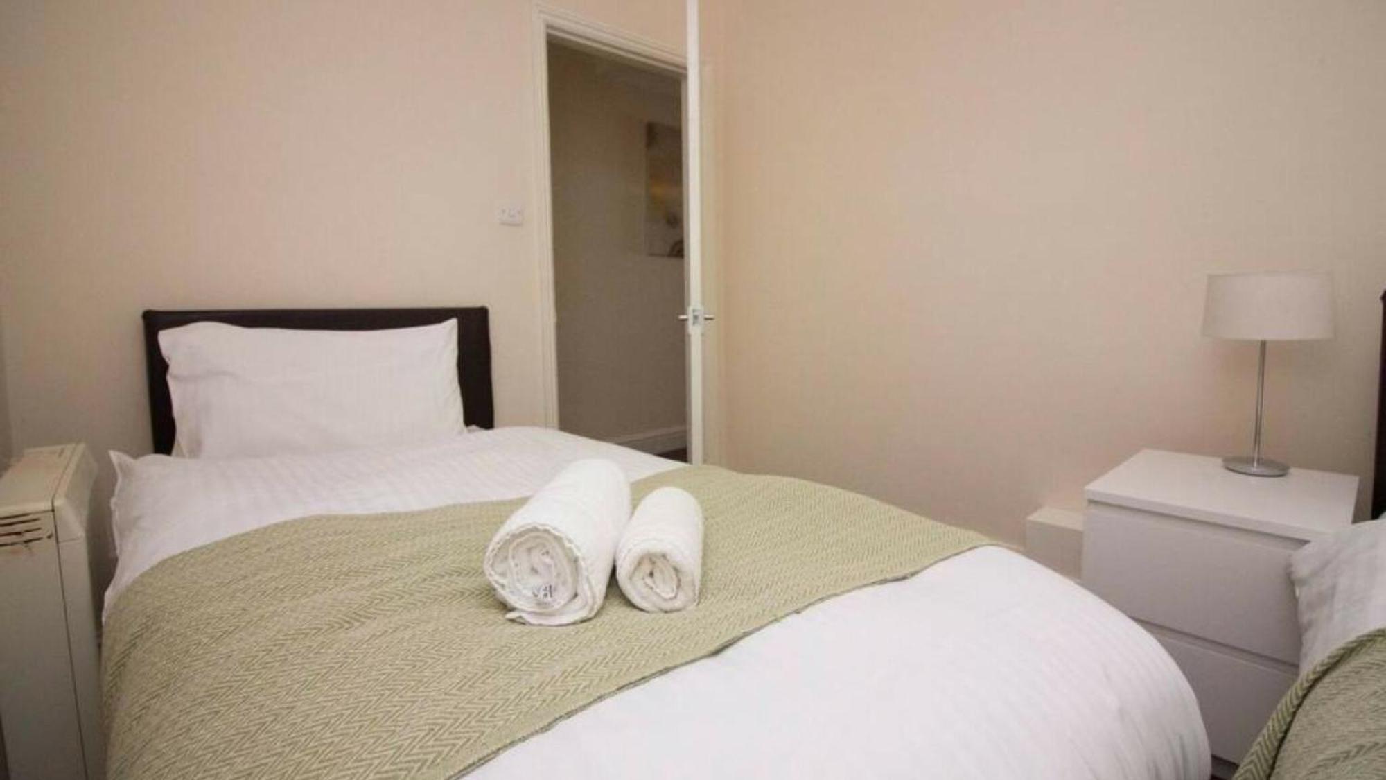 Stayzo Penthouse Accommodation 2- Premier Lodge Southampton Dış mekan fotoğraf