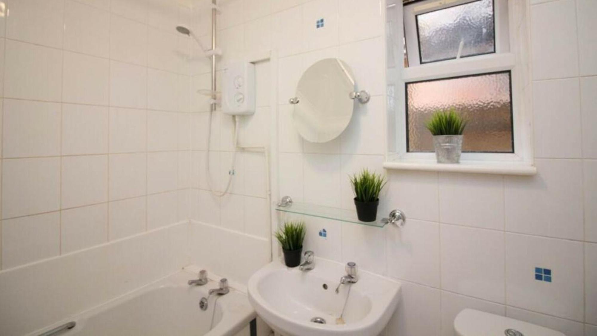 Stayzo Penthouse Accommodation 2- Premier Lodge Southampton Dış mekan fotoğraf